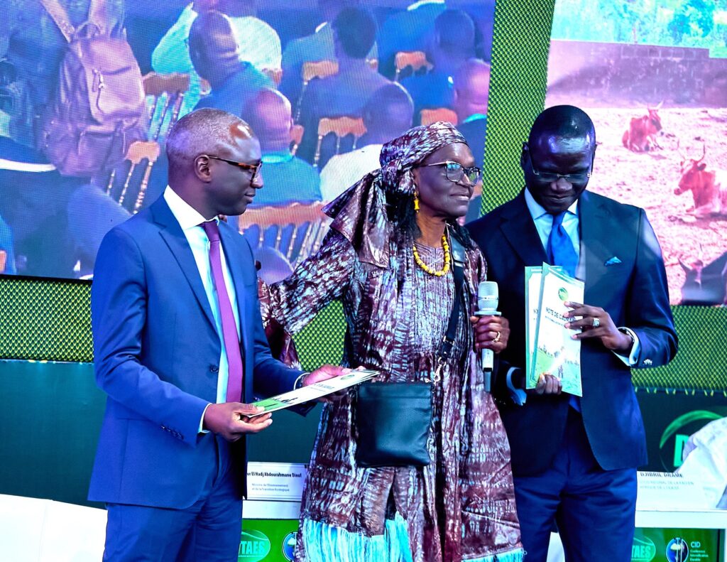 Mariam SOW (Enda Pronat) entourée des ministres de l'agriculture et de l'environnement